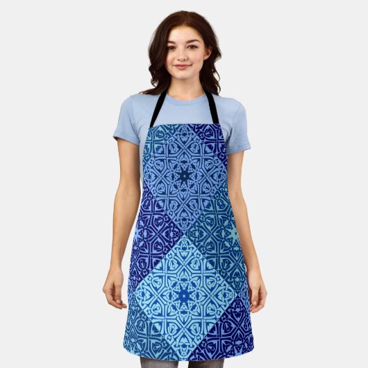 Schaduwen van blauw patroon schort (Gedragen)