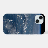 Schaduwen van wolken over het Filipijnse Zee iPhone 15 Case (Achterkant horizontaal)