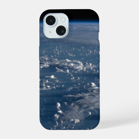Schaduwen van wolken over het Filipijnse Zee iPhone 15 Case (Achterkant)