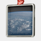 Schaduwen van wolken over het Filipijnse Zee Metalen Ornament (Links)