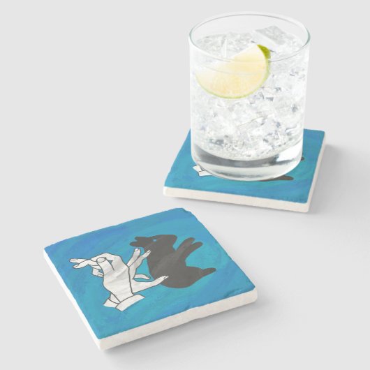 Schaduwkonijn op blauw stenen onderzetter (Zijkant)