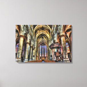 Schaduwrijk interieur van katholieke kerk canvas afdruk