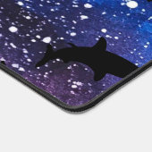 Schaduwvis haai walvis op gradiënt melkwegstelsel bureaumat (Hoek)