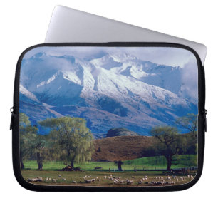 Schapen grazen onder de besneeuwde Harris Laptop Sleeve