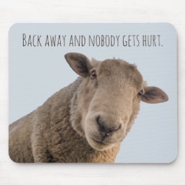 Schapen met een grappige waarschuwing achteruit va muismat
