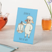 Schapen met een jasje cartoon reclamebord met voetstuk (Insitu)