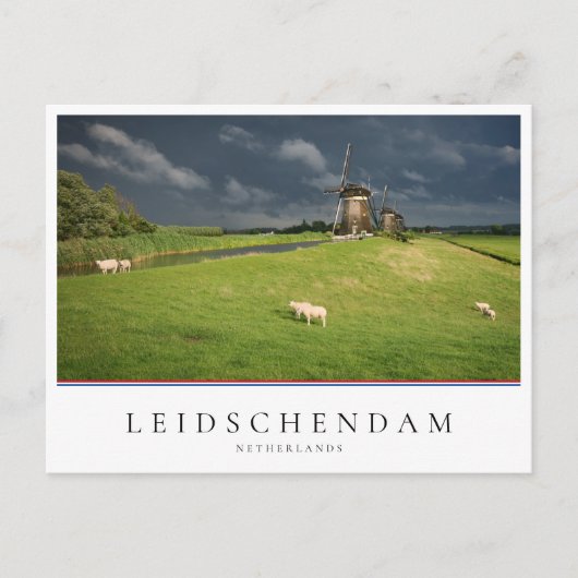 Schapen met windmolens onder donkere wolken briefkaart (Voorkant)
