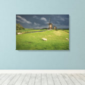 Schapen met windmolens onder donkere wolken canvas afdruk (Insitu (Houten vloer))