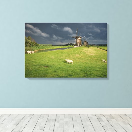 Schapen met windmolens onder donkere wolken canvas afdruk (Insitu (Houten vloer))