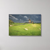 Schapen met windmolens onder donkere wolken canvas afdruk (Voorkant)