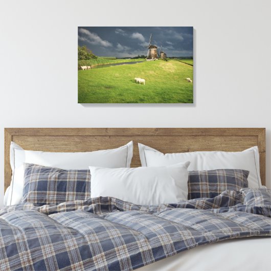 Schapen met windmolens onder donkere wolken canvas afdruk (Insitu (Slaapkamer))