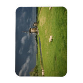 Schapen met windmolens onder donkere wolken magneet (Verticaal)