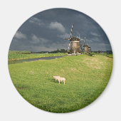 Schapen met windmolens onder donkere wolken magneet (Voorkant)