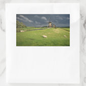 Schapen met windmolens onder donkere wolken rechthoekige sticker (Tas)