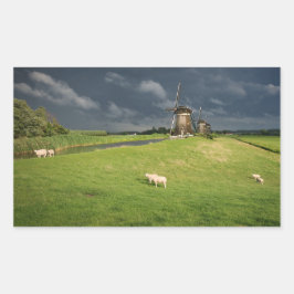 Schapen met windmolens onder donkere wolken rechthoekige sticker