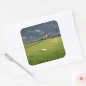 Schapen met windmolens onder donkere wolken vierkante sticker (Envelop)