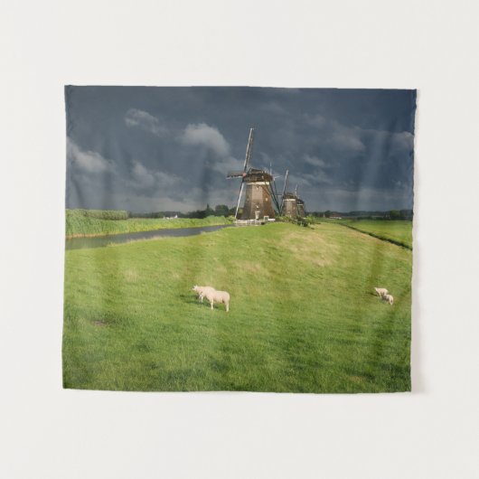 Schapen met windmolens onder donkere wolken wandkleed (Voorkant (horizontaal))