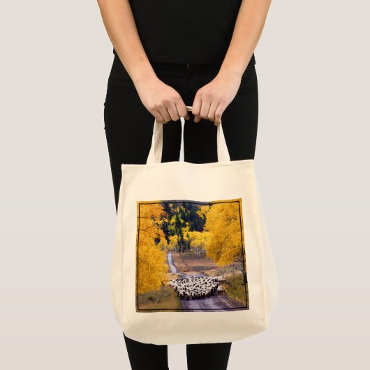 Schapen op Country Road Tote Bag (Voorkant (product))