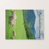 Schapen op weide onder de berg legpuzzel (Horizontaal)