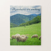 Schapen op weide onder de berg legpuzzel (Verticaal)