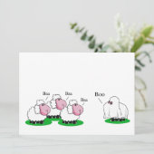 Schapen verkleed als een Halloween geest die "Boo" Kaart (Staand voorkant)