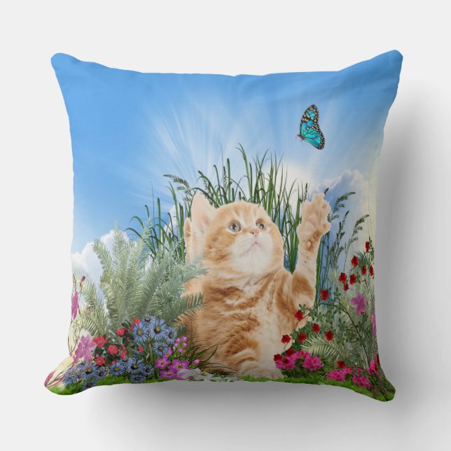 Scharlaken katje speelt met een vlinder kussen (Voorkant)