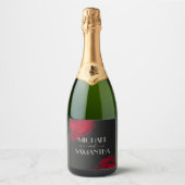 scharlaken rode roos bloemblaadje bruiloft sparkling wijnetiket (Voorkant)