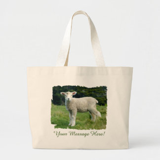 Scharrelend lammetje met modderig gezicht in de we grote tote bag