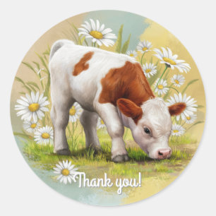 Schattelijk babykoetje in een veld met madeliefjes ronde sticker