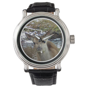 Schattig baby hert poseert als bosdier in de natuu horloge