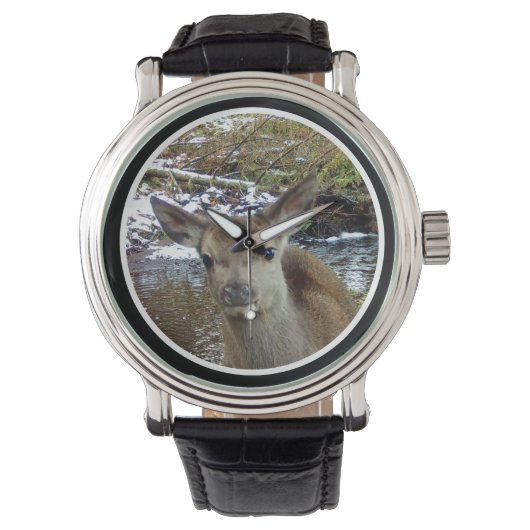 Schattig baby hert poseert als bosdier in de natuu horloge (Voorkant)