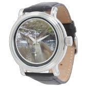 Schattig baby hert poseert als bosdier in de natuu horloge (Gekanteld)