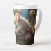 Schattig baby possum slapen in de tuin latte mok (Rechterhoek)