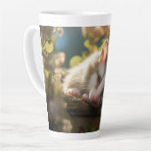 Schattig baby possum slapen in de tuin latte mok (Linkerhoek)