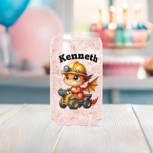 Schattig babydraakje dat edelstenen ontgint in een blikvorm glas