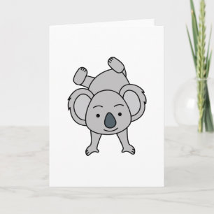 Schattig babykoala met een glimlach die een handst kaart