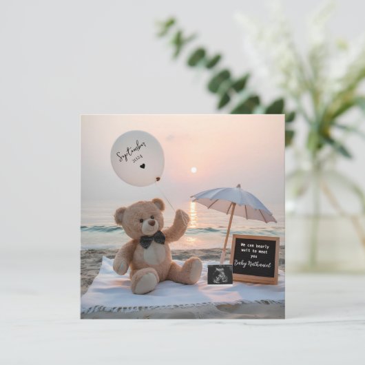 Schattig beer en Beachside zwangerschapsaankondigi Kaart (Staand voorkant)
