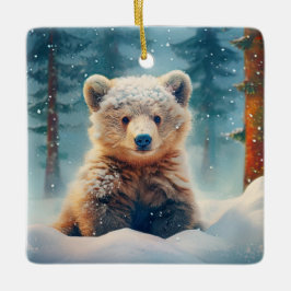 Schattig berenwelp in besneeuwd bos keramisch ornament