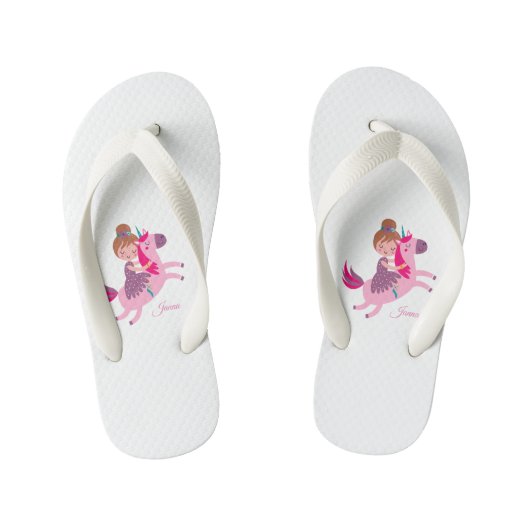 Schattig blond meisje dat op een eenhoorn rijdt kinder teenslippers (Voetbed)