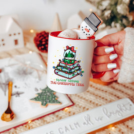 Schattig Boekliefhebber Leest Rond de Kerstboom Mok