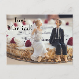 Schattig bruidspaar op witte cake aankondigingskaart