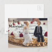 Schattig bruidspaar op witte cake aankondigingskaart (Voorkant / Achterkant)
