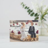 Schattig bruidspaar op witte cake aankondigingskaart (Staand voorkant)