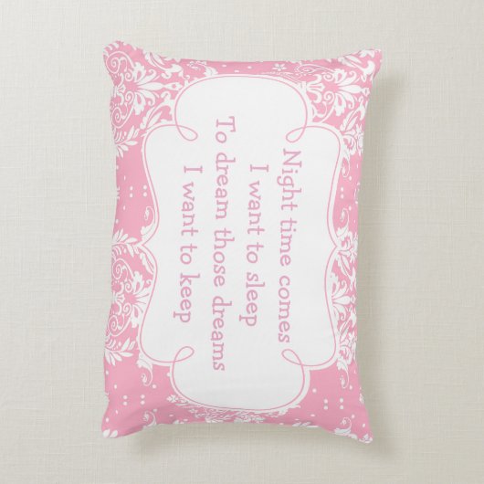 Schattig bruin meisje dat bidt en gedicht accent kussen (Achterkant (Verticaal))