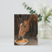 schattig bruin paard dat spaghetti eet briefkaart (Staand voorkant)
