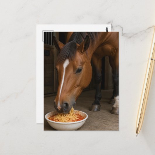 schattig bruin paard dat spaghetti eet briefkaart (Voorkant / Achterkant in situ)
