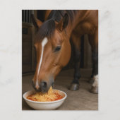 schattig bruin paard dat spaghetti eet briefkaart (Voorkant)