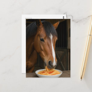 schattig bruin paard dat spaghetti eet briefkaart