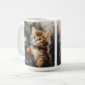 SCHATTIG BRUIN TABBY KITTEN MET KERSTBALLEN KOFFIEMOK (Voorkant links)