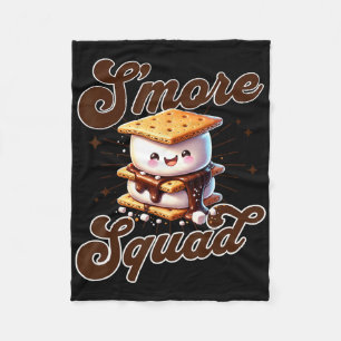Schattig buiten Smore-squad kamperende familie bij Fleece Deken